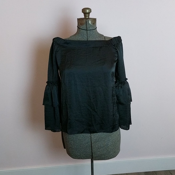 ❄️ 3/$25 Wide-Shoulder Ruffle Sleeved Blouse - Picture 2 of 3